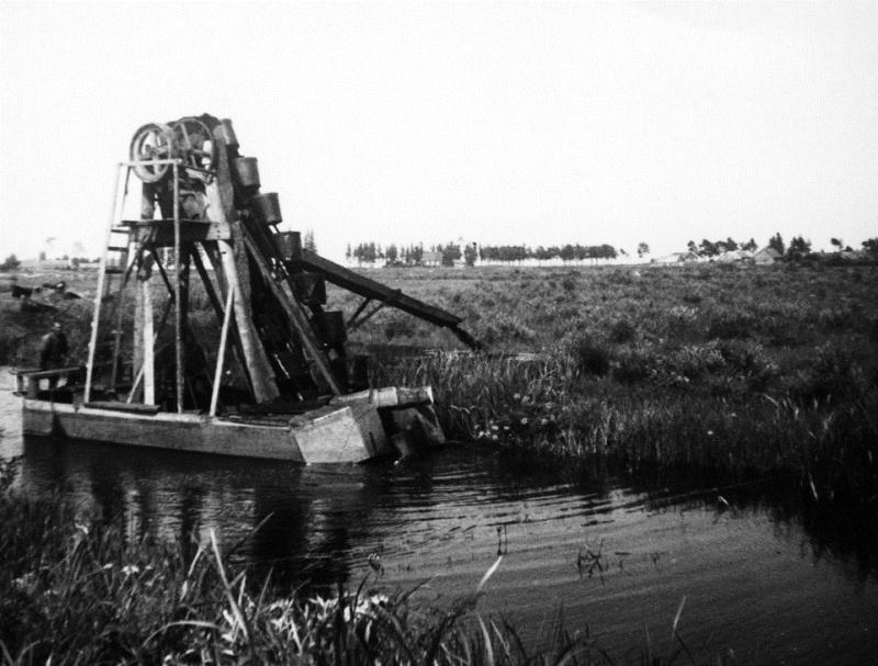 File:bagger_süvendaja Piirissaare kanalis 1938 aastal.jpg